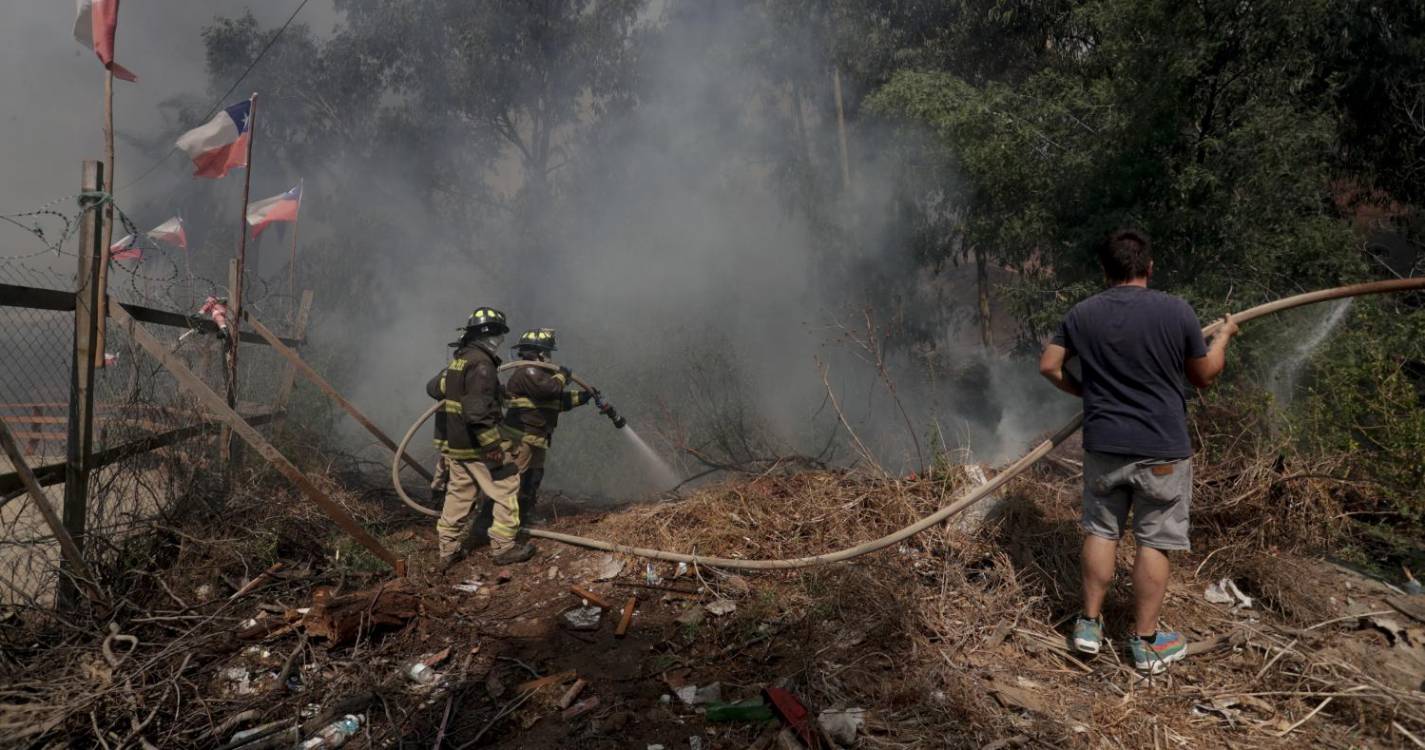 Número de mortes em incêndios florestais no Chile sobe para 56