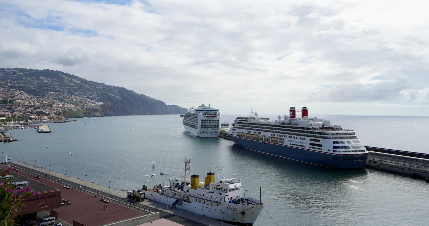 Bolette e Emerald Princess animam Porto do Funchal com 5.700 pessoas a bordo