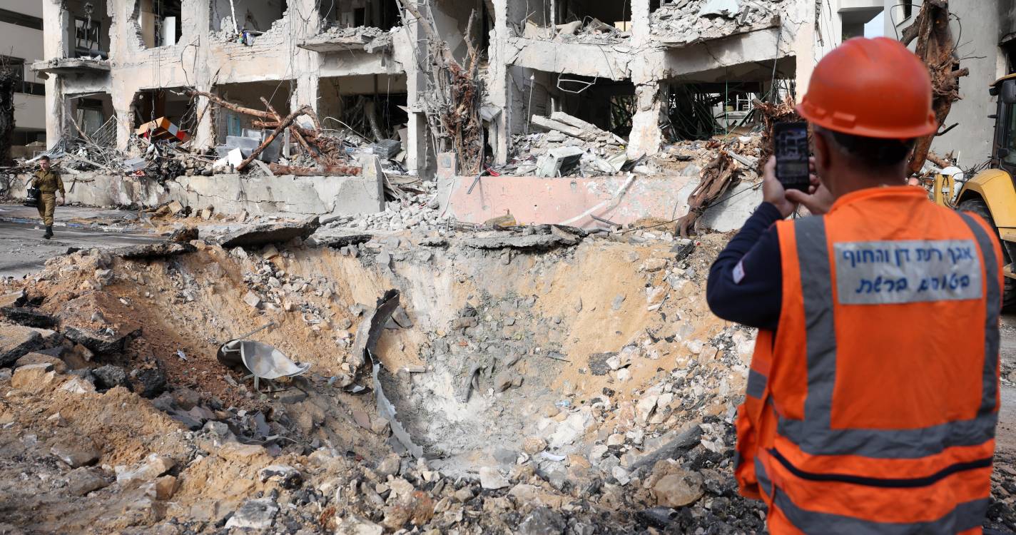 Irão: Forte explosão no centro de Teerão após Israel anunciar ataques na capital