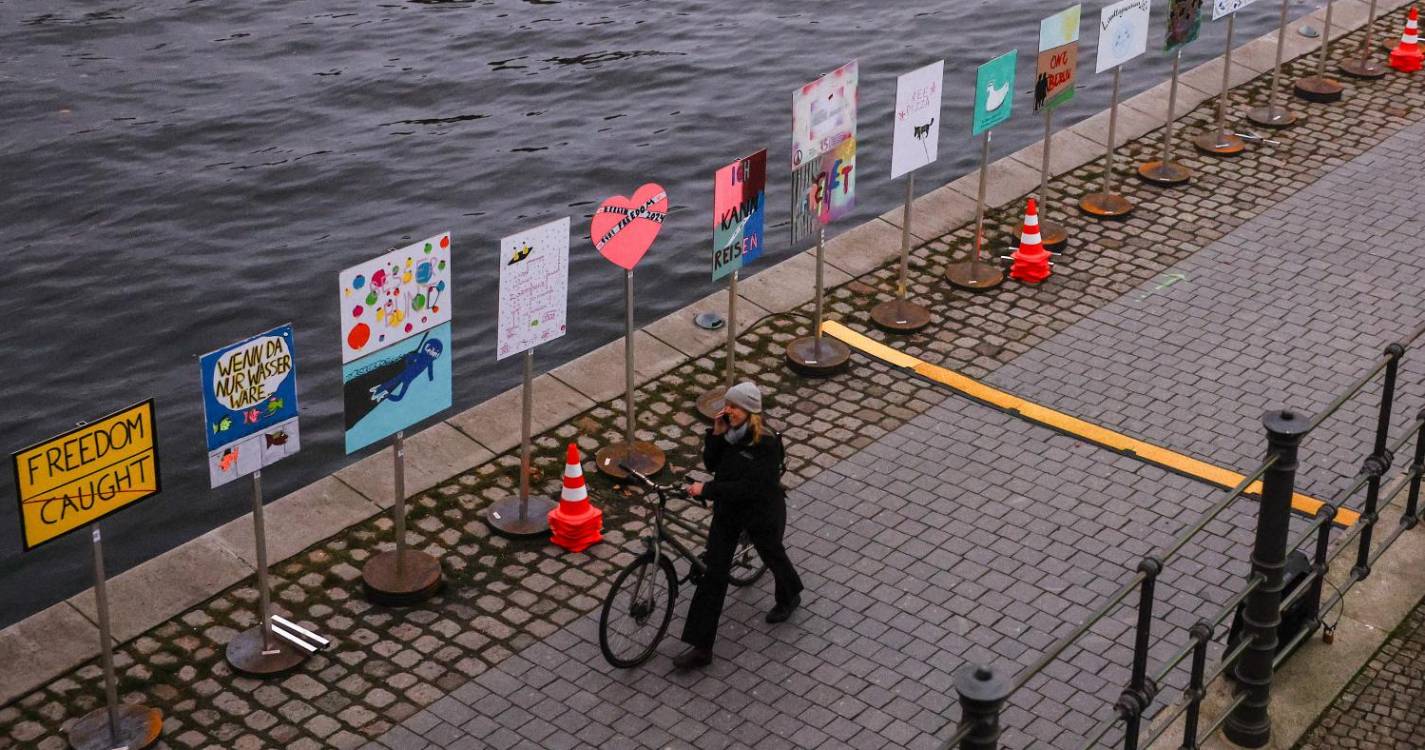 1.000 músicos e 4 km de cartazes históricos comemoram queda do muro de Berlim 35 anos depois