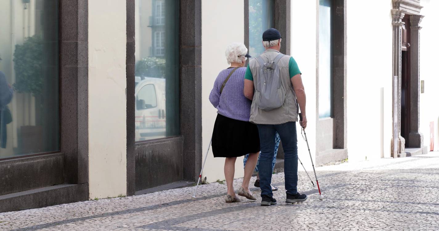 Dispositivo ocular pioneiro restaura visão de leitura em olhos cegos