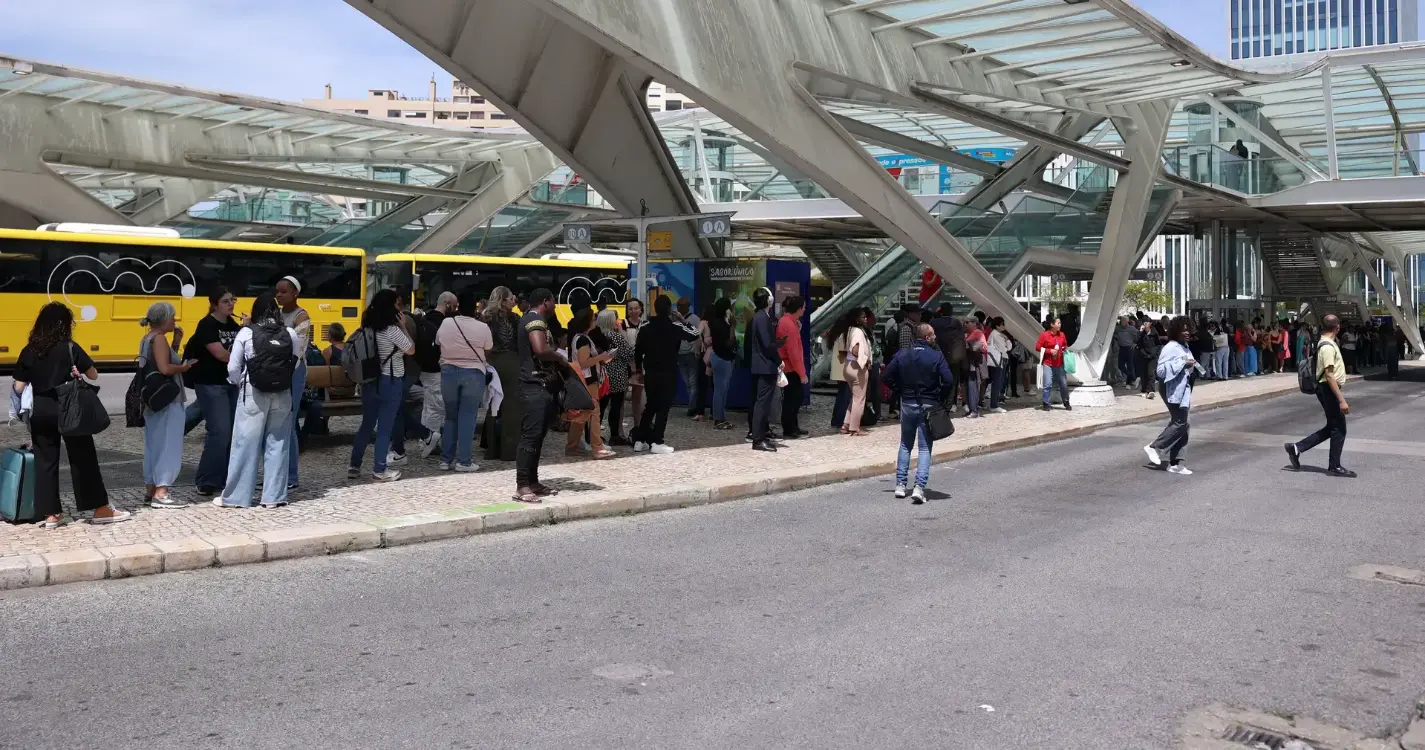 Apagão: Em dia de sol e sem luz nas escolas e escritórios “vai tudo” para a praia