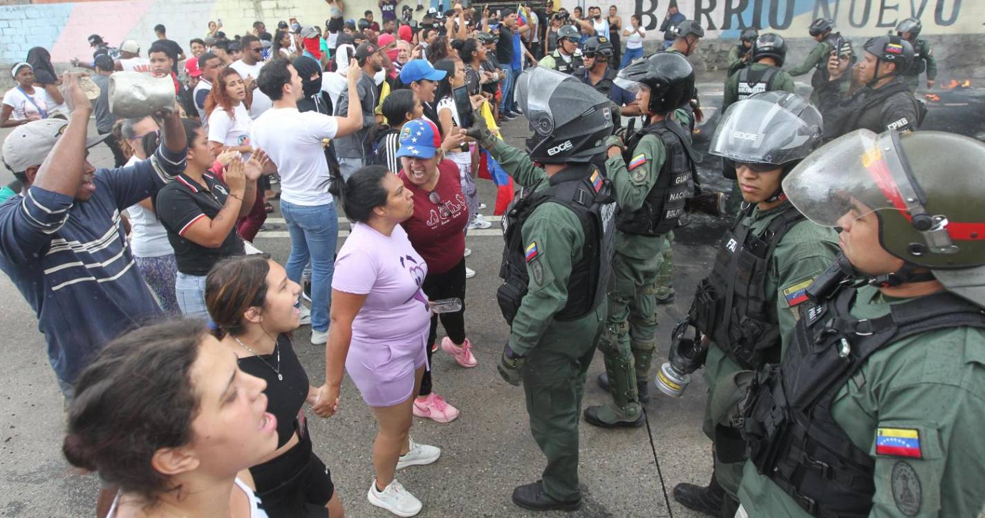 Venezuelanos rejeitam nas ruas resultados eleitorais