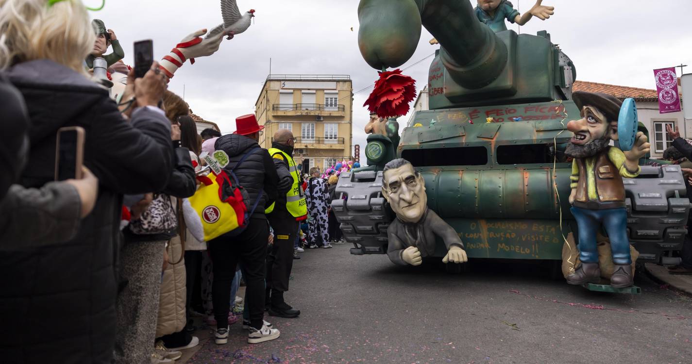 Milhares de mascarados divertem-se no Carnaval de Torres Vedras (com fotos)