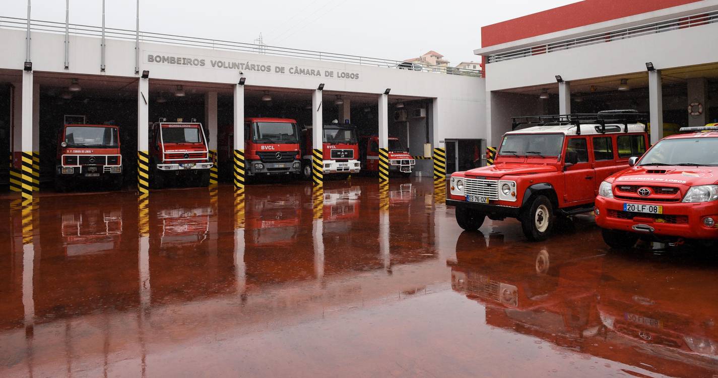 Mota incendiou-se após despiste que fez um ferido
