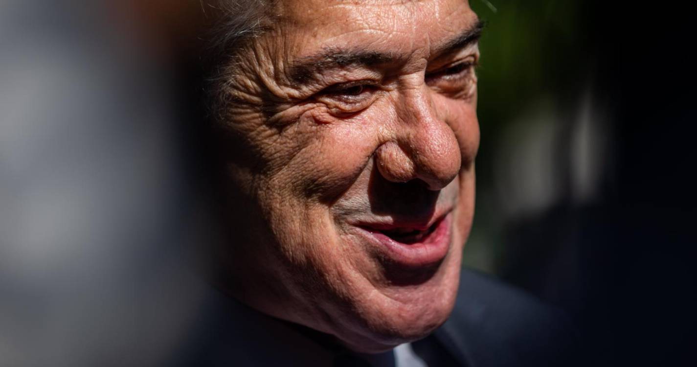 Sócrates critica Europa pelo “patético espetáculo de vassalagem” a Trump