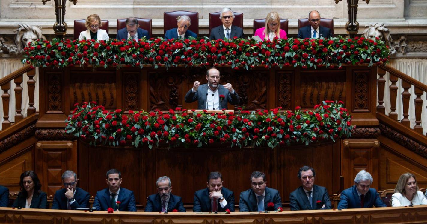 25 Abril: Tavares lembra “a mais bela revolução do século XX” e pede “país cheio de desejos de objeto político”