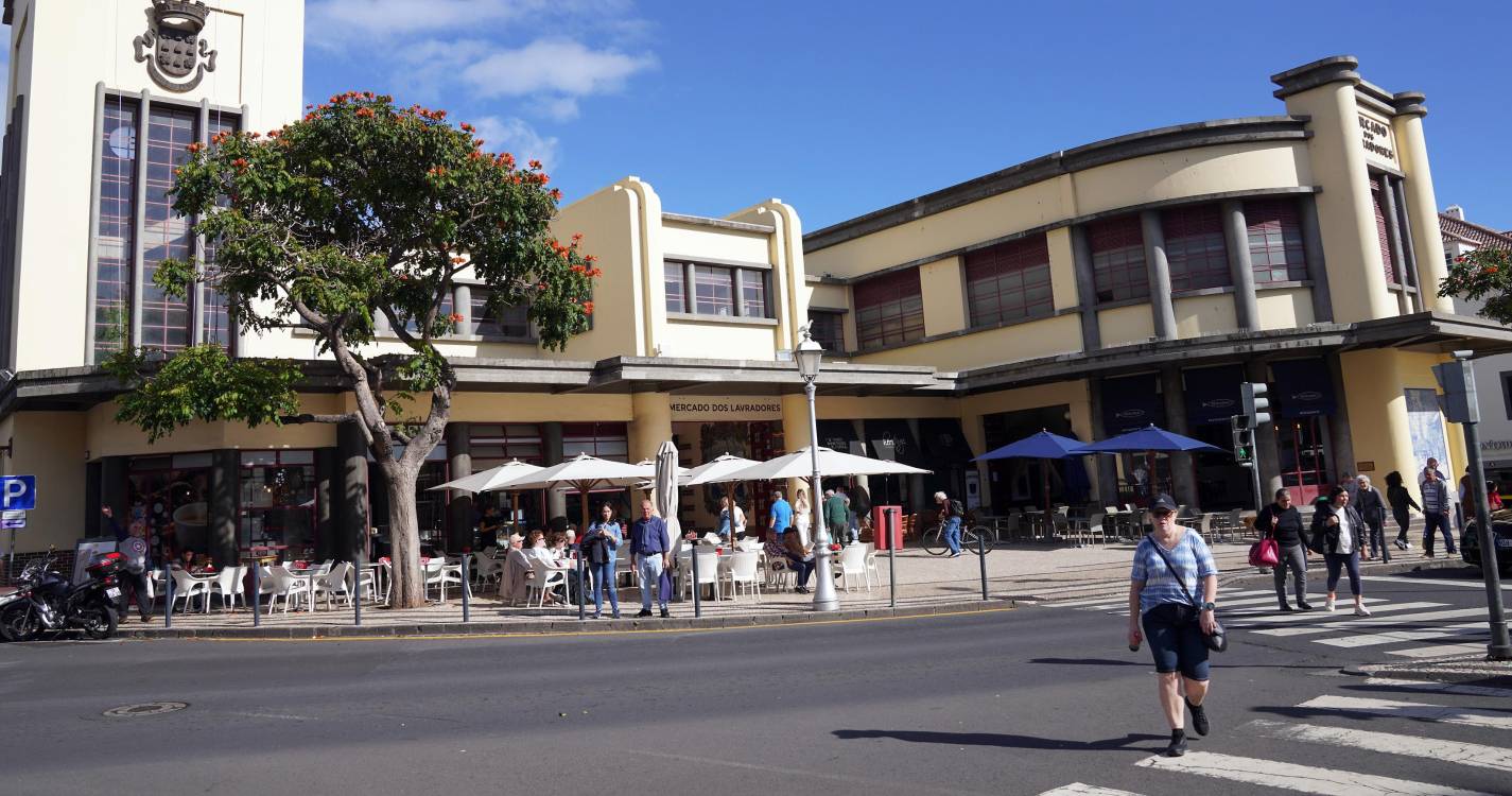 Mulher vítima de queda no Mercado dos Lavradores