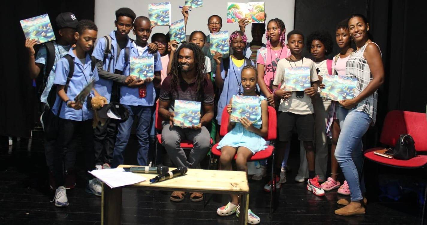 Livro ‘A Macaronésia trocada por miúdos’ de Susana Gramilho encanta em Cabo Verde (com fotos)