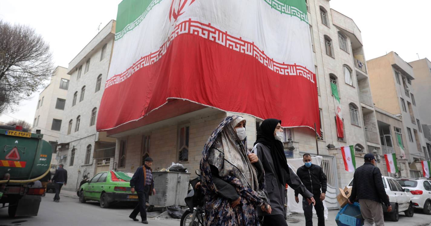 Irão anuncia aumento de mais de 60% no salário mínimo