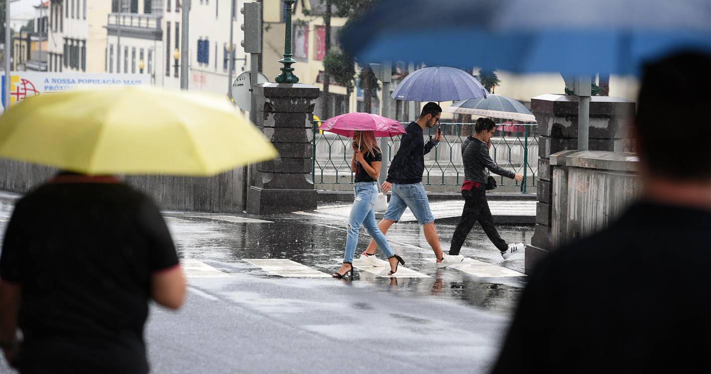 Previsões de chuva forte colocam regiões montanhosas e costa sul da Madeira sob aviso amarelo