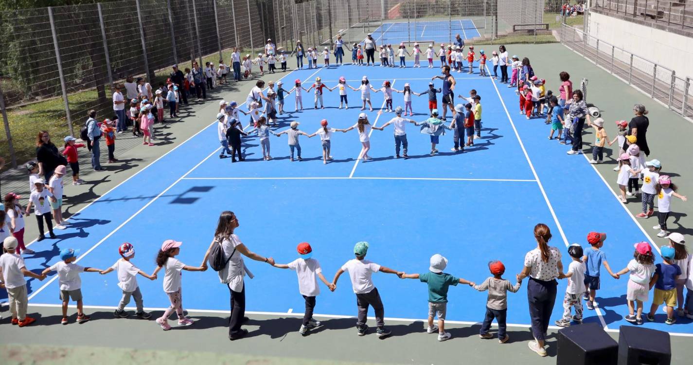 600 alunos da Ribeira Brava assinalaram hoje o Dia da Criança