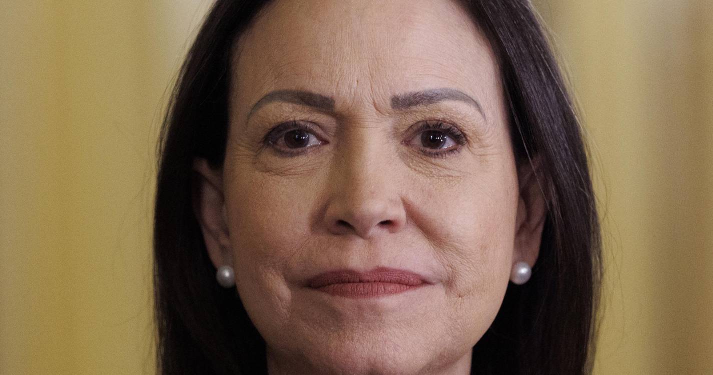 Venezuela: María Corina Machado reúne-se com filho do Xá para debater futuro de respetivos países