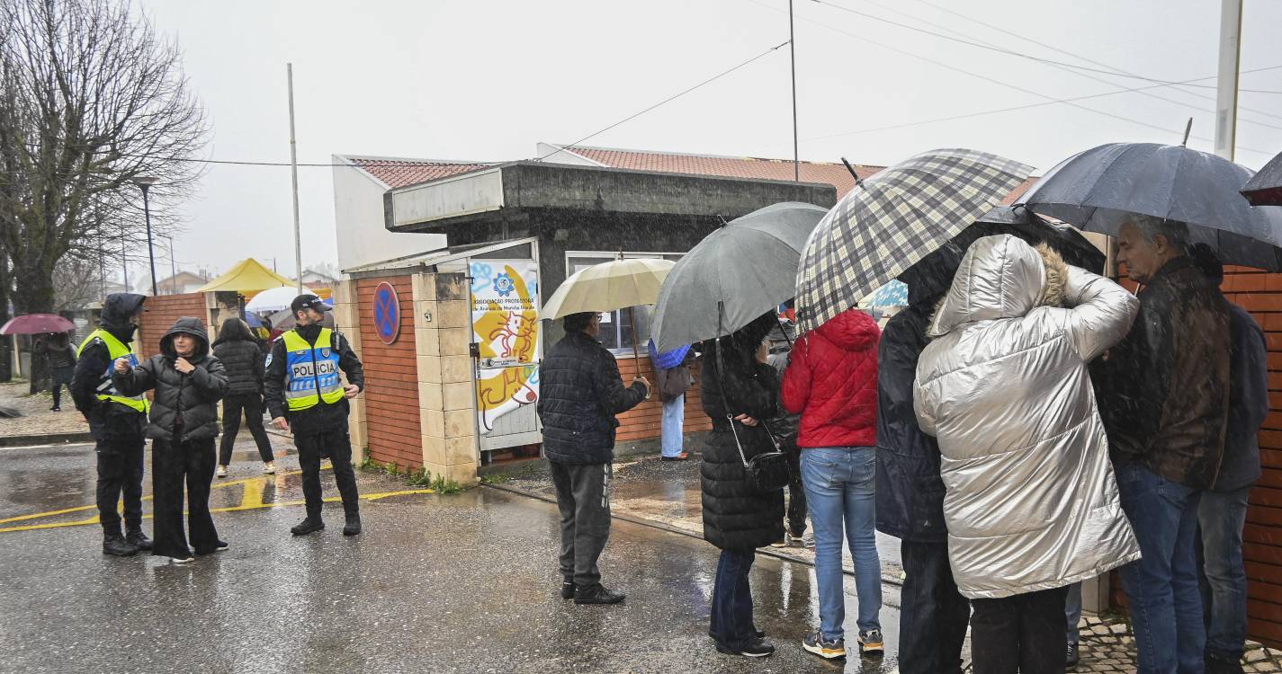 Mau tempo: População da Marinha Grande passa horas em filas à espera de telhas e lonas (com fotos)