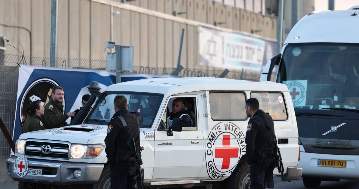 Hamas já entregou três reféns à Cruz Vermelha