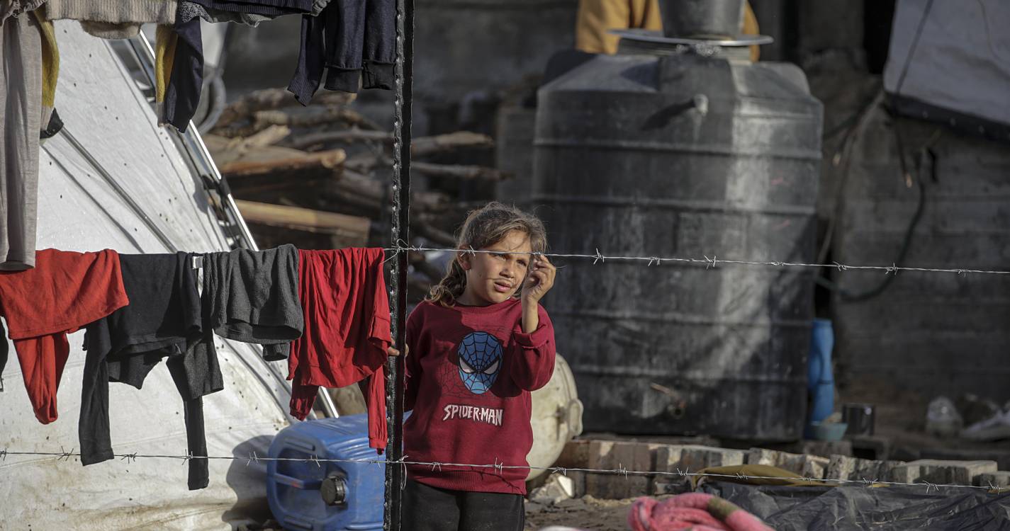 Médio Oriente: Gaza acusa Israel de destruir 63 centros de ajuda e alimentos