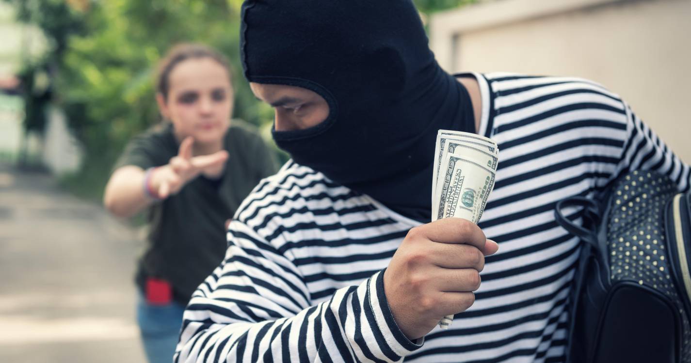 Homem detido em Aveiro por roubos e furtos a idosos em multibancos