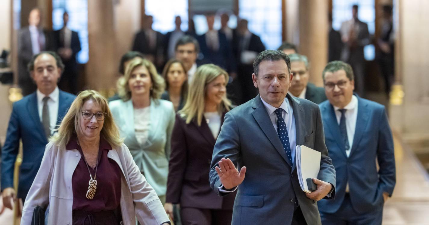 Montenegro ataca “propostas convergentes” de PS e Chega e assegura que não vai descontrolar contas