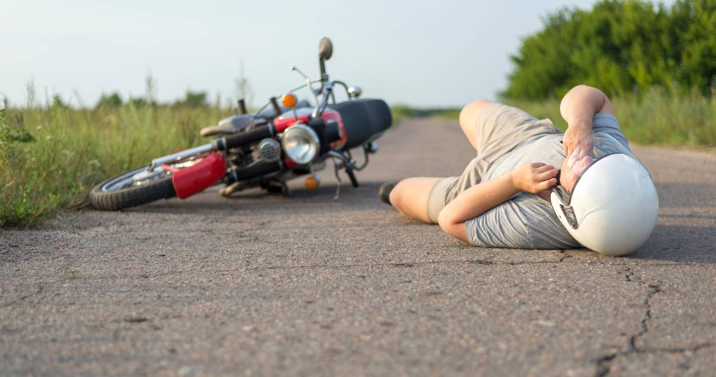 Jovem ferido em colisão entre mota e pesado no Funchal