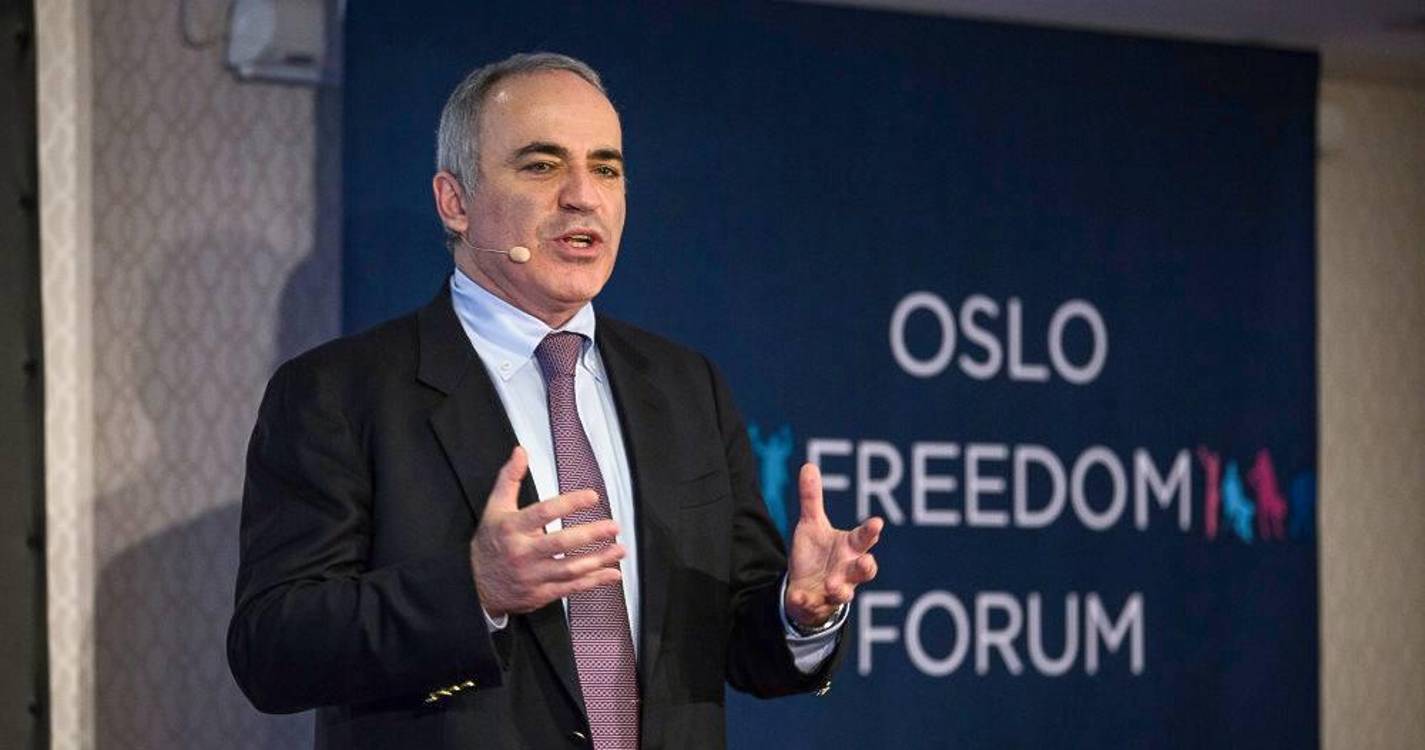 Justiça russa condena à revelia xadrezista Kasparov a prisão