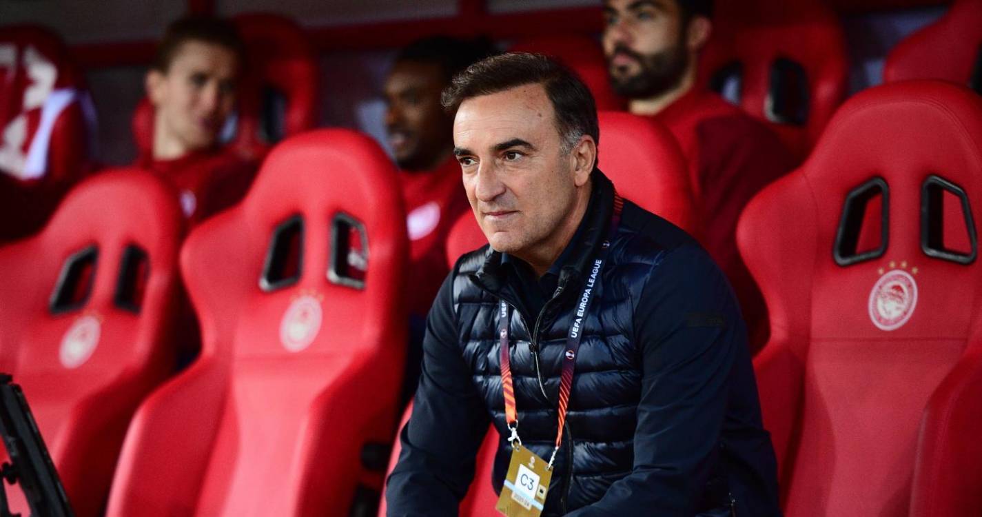Carlos Carvalhal deixa comando técnico do Olympiacos após dois meses