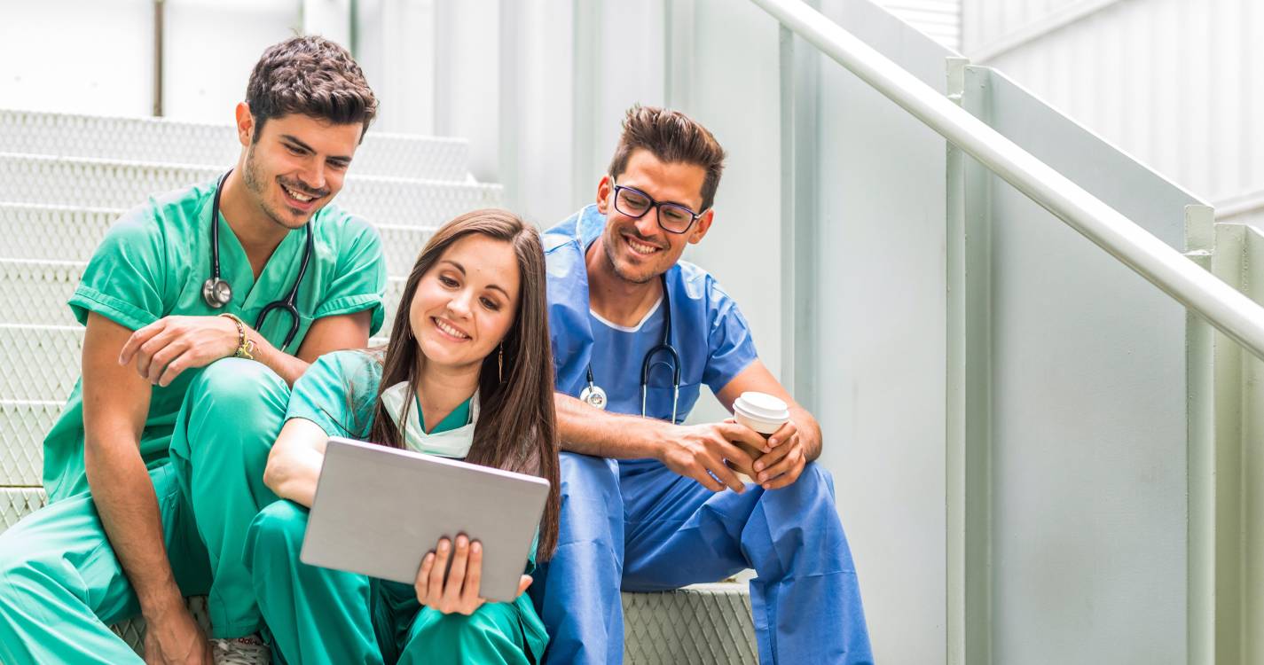 Mais de 2.300 médicos escolhem especialidade e sindicato teme que vagas fiquem por ocupar