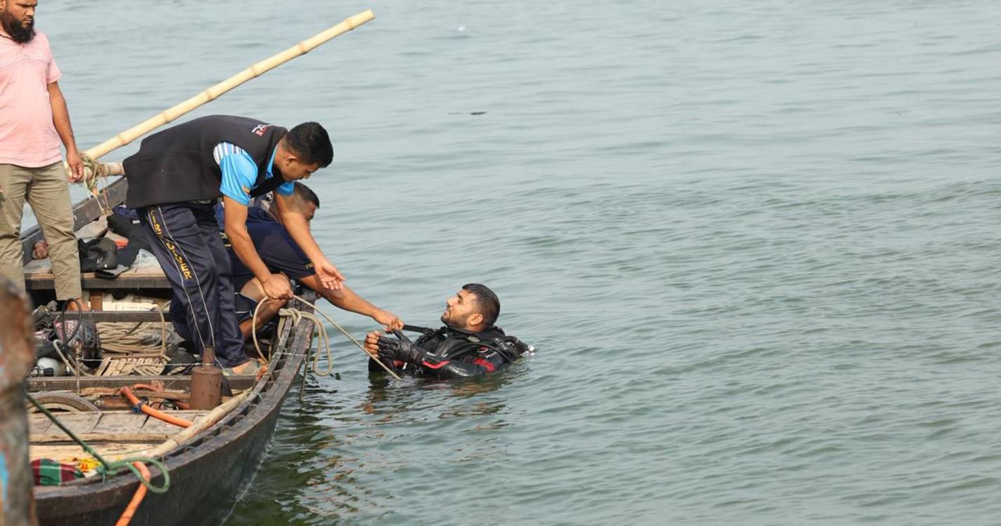 Pelo menos 25 mortos em queda de autocarro a um rio no Bangladesh