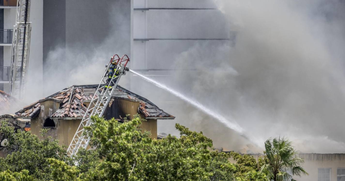 Residentes retirados de edifício de apartamentos em Miami devido a incêndio