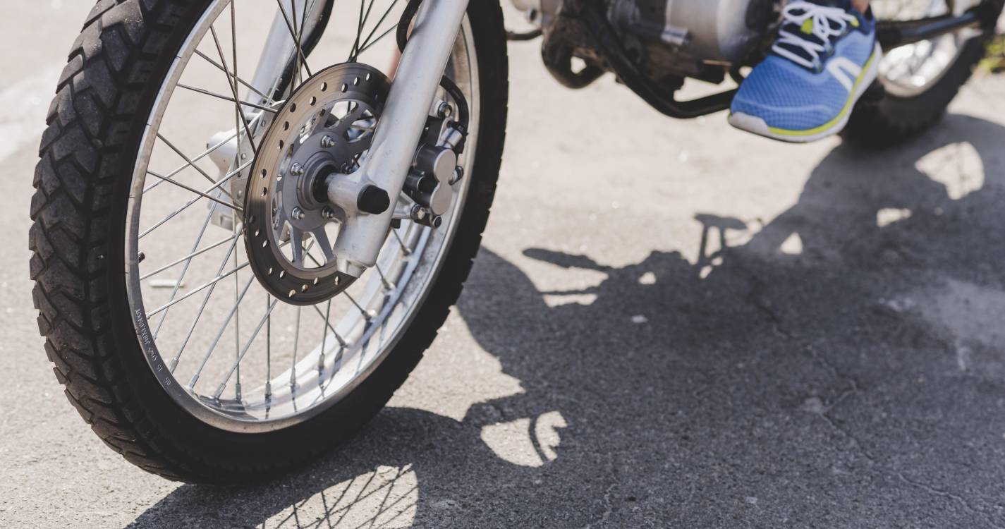 Despiste de motorizada em São João faz um ferido ligeiro