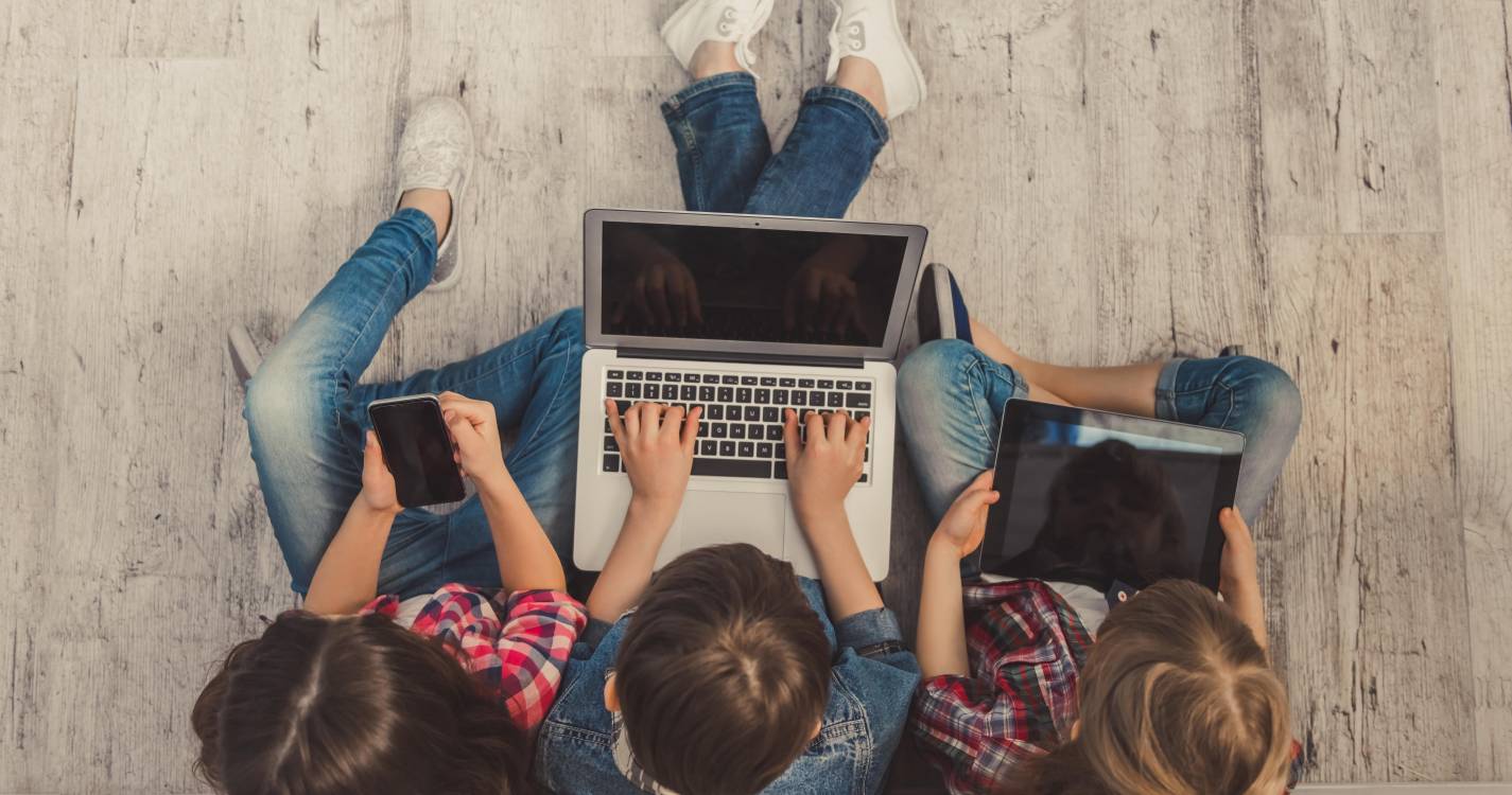 Austrália torna-se primeiro país a vedar acesso às redes sociais a menores de 16 anos