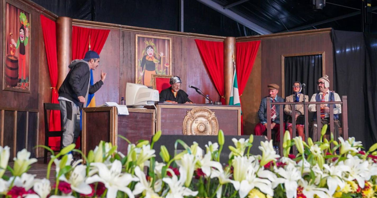 Julgamento pautado pelo improviso arranca gargalhadas a multidão