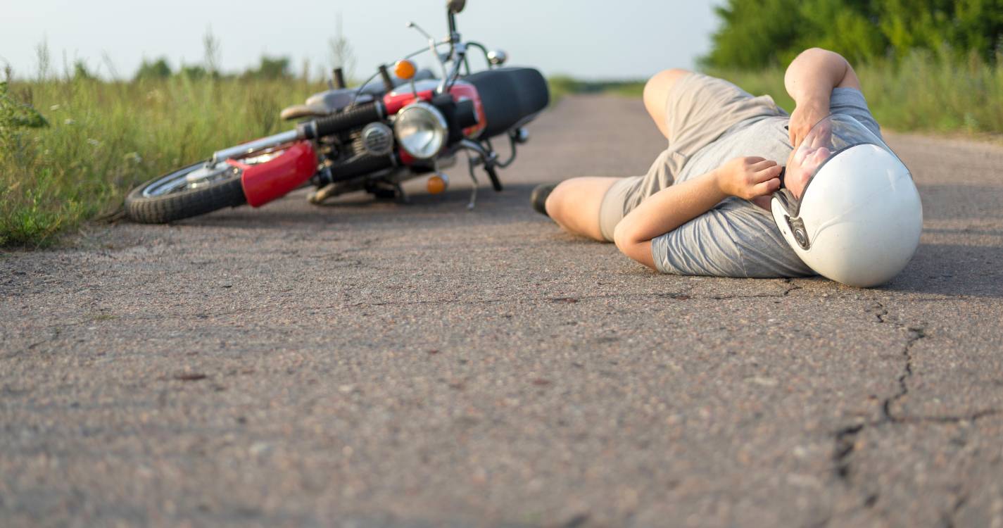 Acidente de moto no Lazareto faz dois feridos