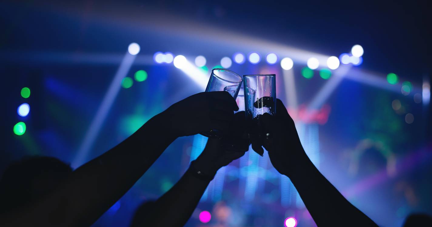 Investigadores criam pulseira que deteta em segundos “drogas da violação” em bebidas