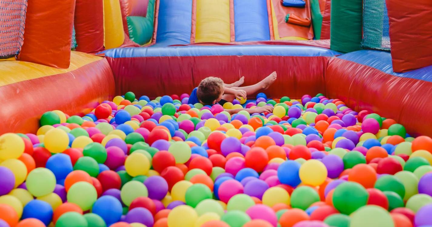Investigadores defendem mais tempo e espaço para crianças brincarem “sem regras”