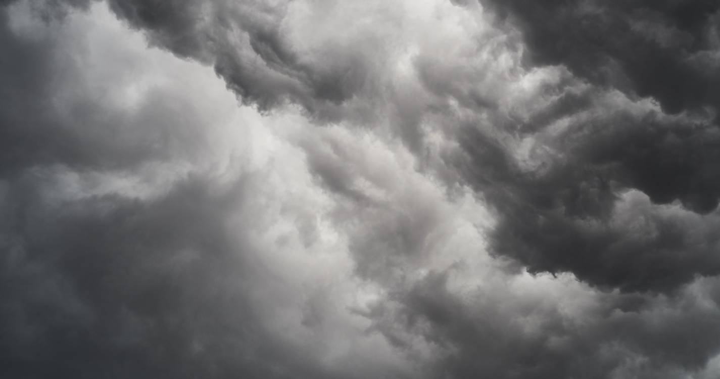 Tempestade Eowyn chegou à Irlanda com ventos recorde, cancelados quatro voos para Lisboa