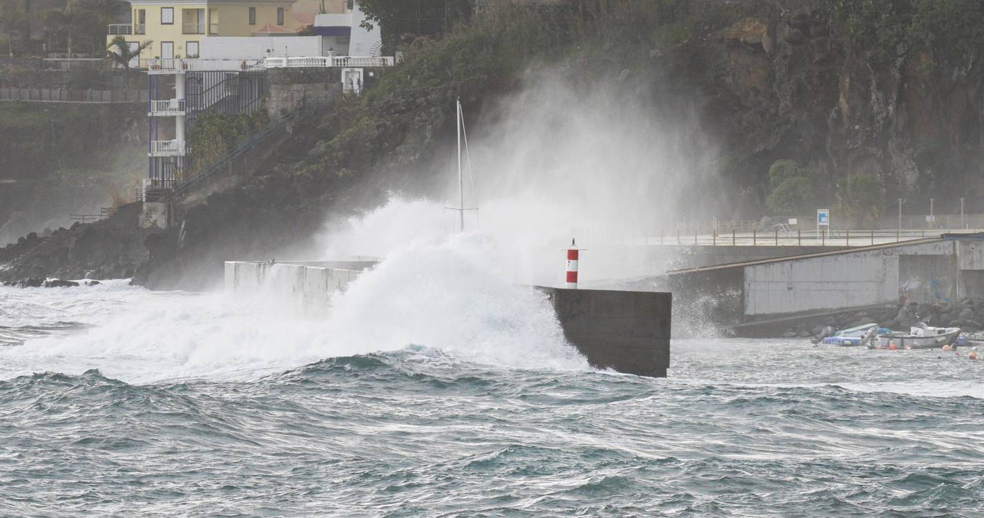 Aviso de agitação marítima forte prolongado até às 06h00 de amanhã na Madeira
