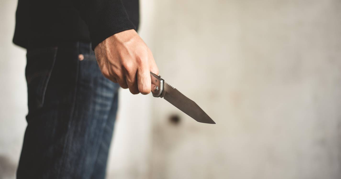 Homem de 34 anos morre esfaqueado na Costa da Caparica