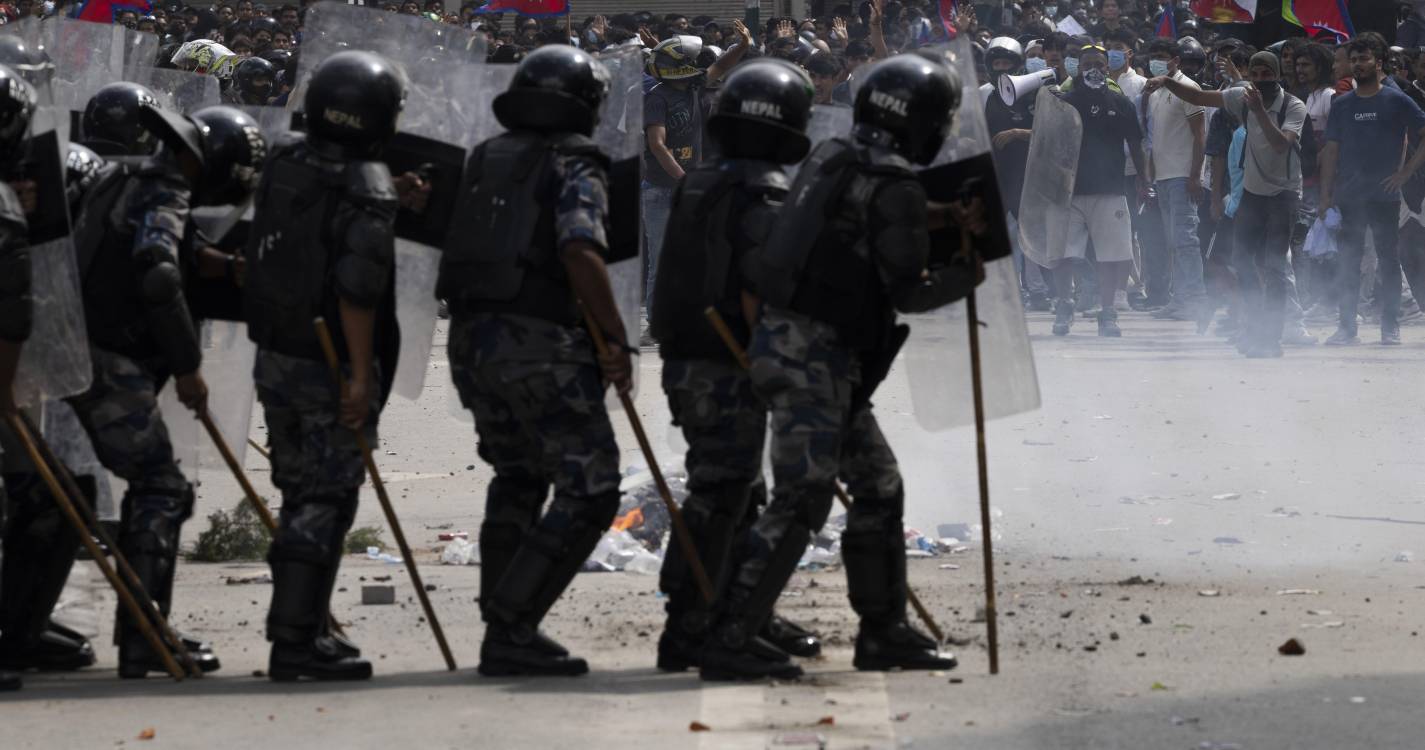 Pelo menos 10 mortos em protesto contra bloqueio de redes sociais no Nepal