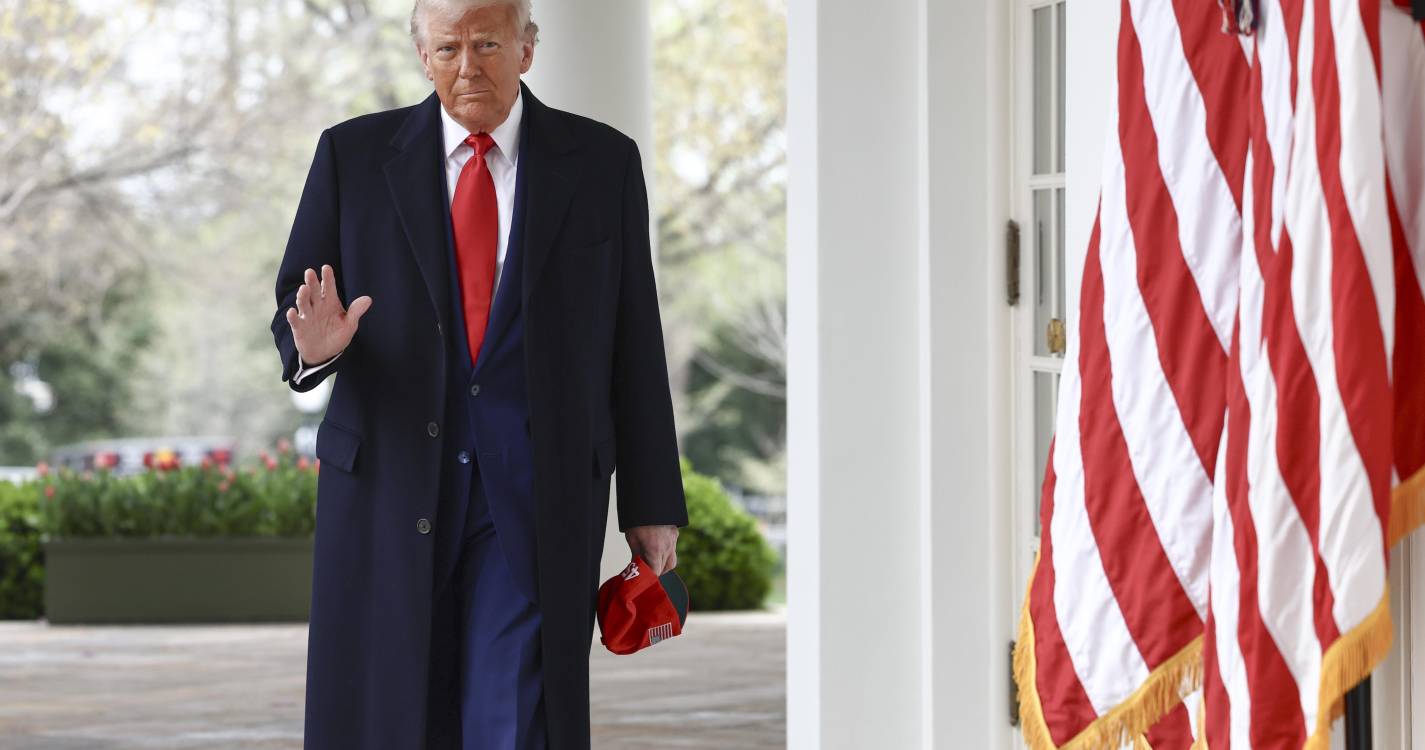 Tarifas: 25% sobre todos os carros importados em vigor às 00h00