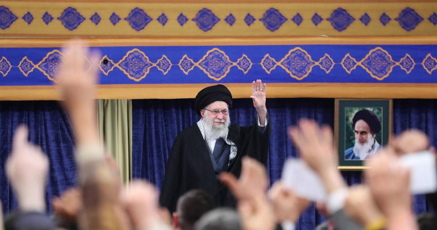 Iranianos continuam em protesto e voltam a encher ruas de Teerão