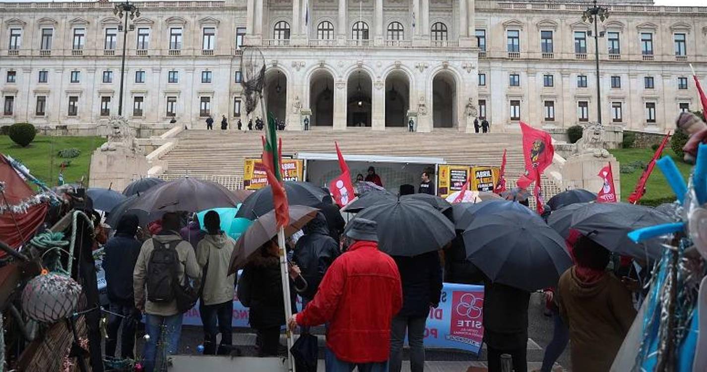 Centenas de jovens exigem em Lisboa melhores salários e nem chuva trava protesto