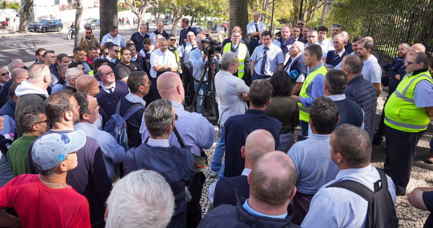 “Maior paralisação de sempre” não cede e vai às 14h30 tentar falar com Pedro Fino (com fotos)