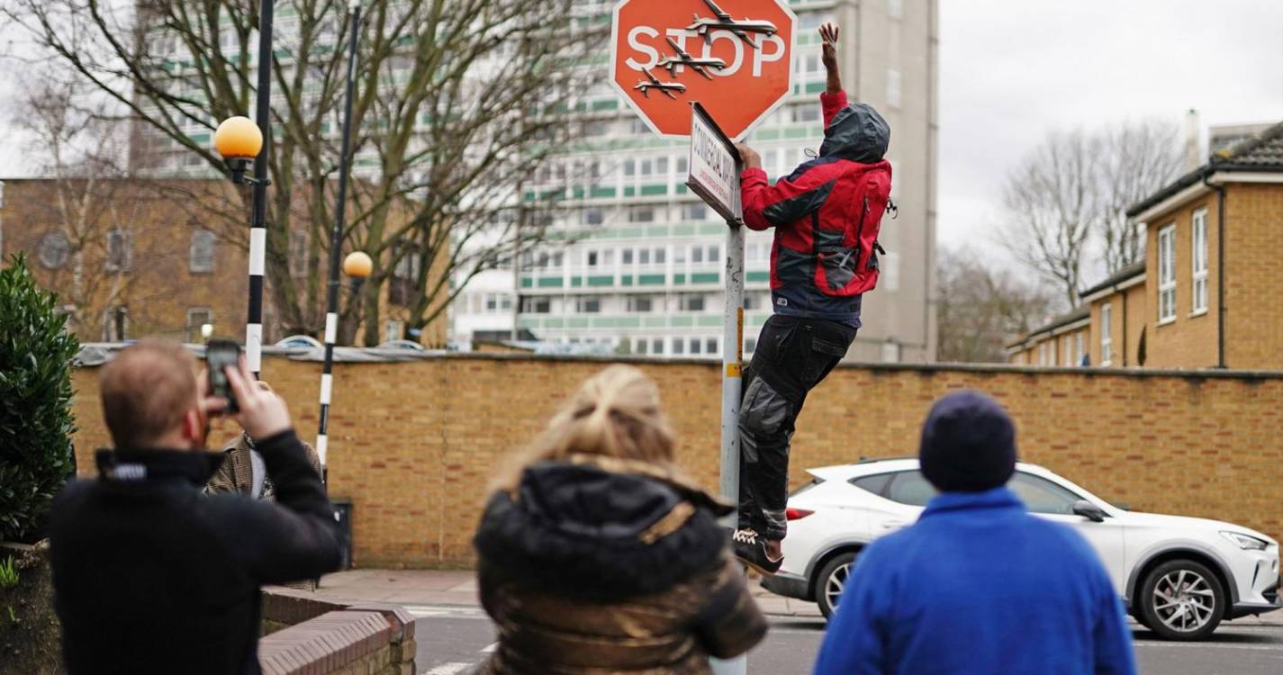Homem detido após alegado roubo de obra de Banksy numa rua de Londres