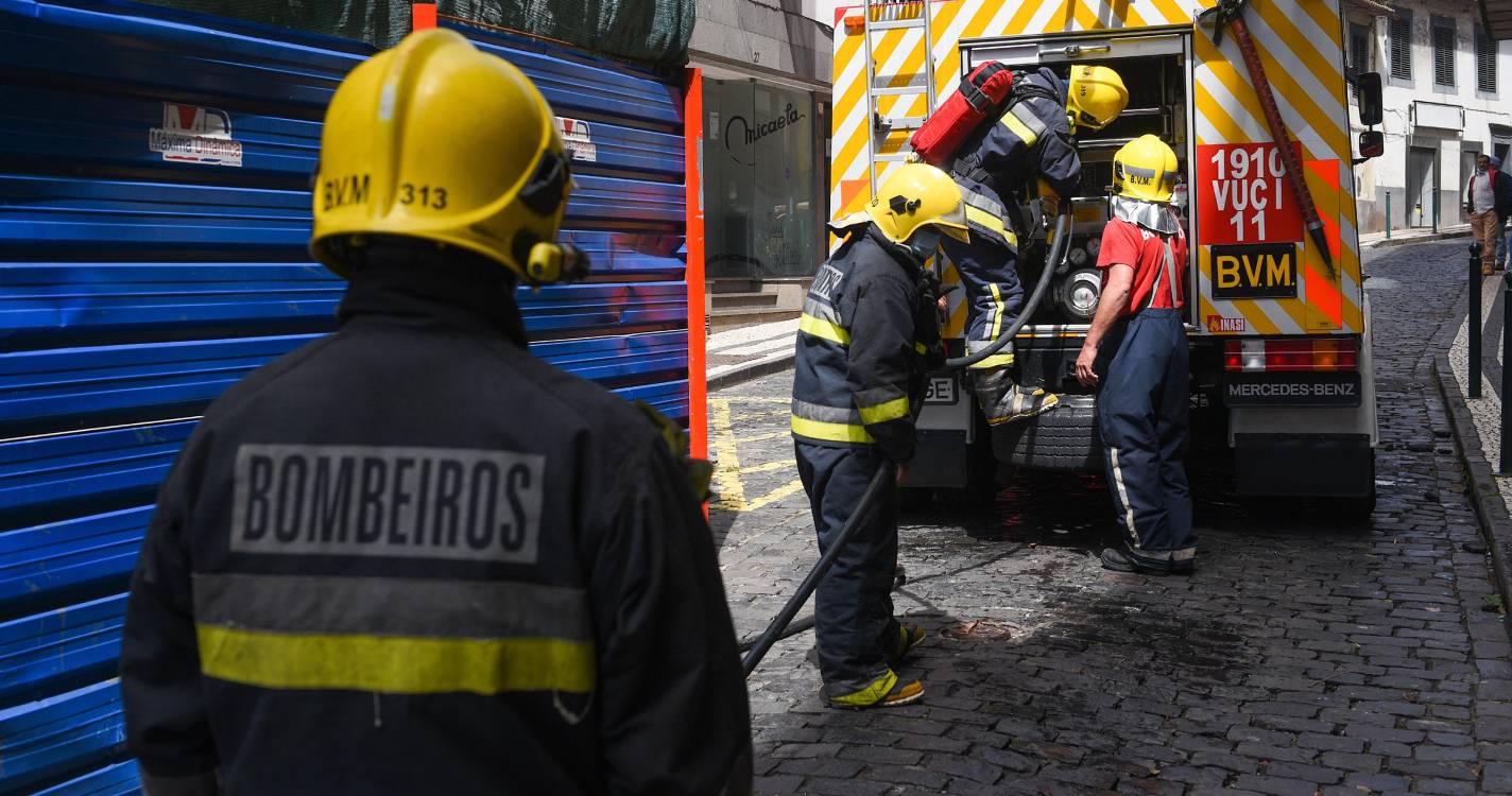 Bateria de mota incendeia-se no Funchal e mobiliza bombeiros