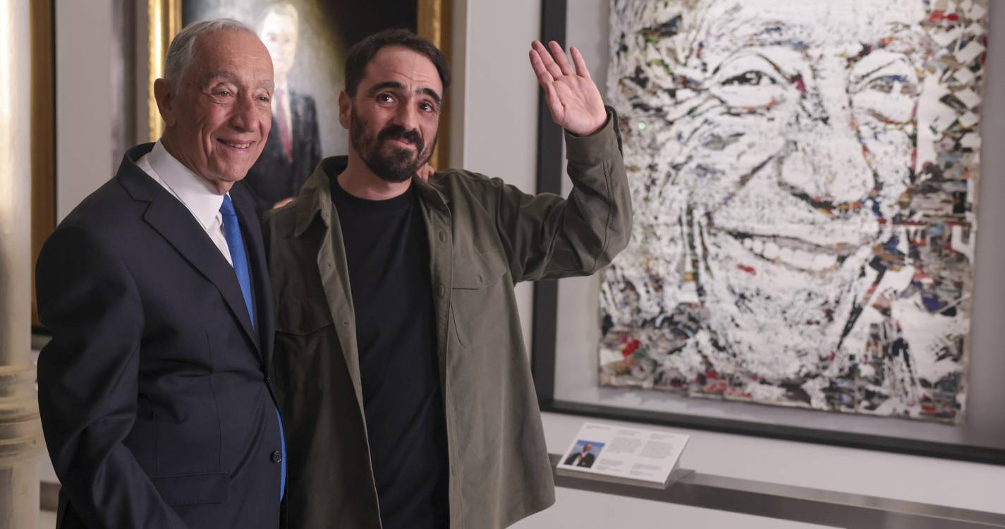 Vhils fez retrato oficial de Marcelo com camadas de jornais dos últimos dez anos