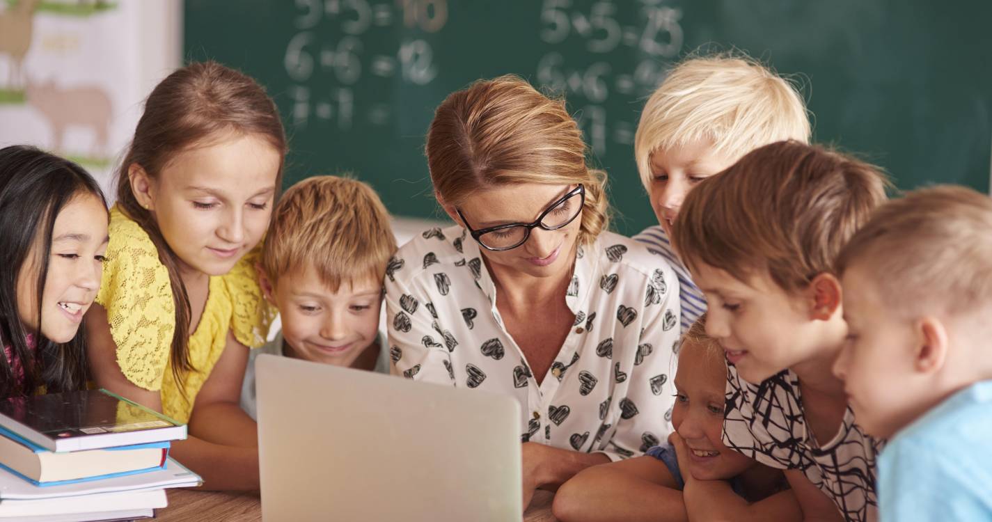 Sindicato processa Ministério da Educação por pagamento incorreto de hora extra