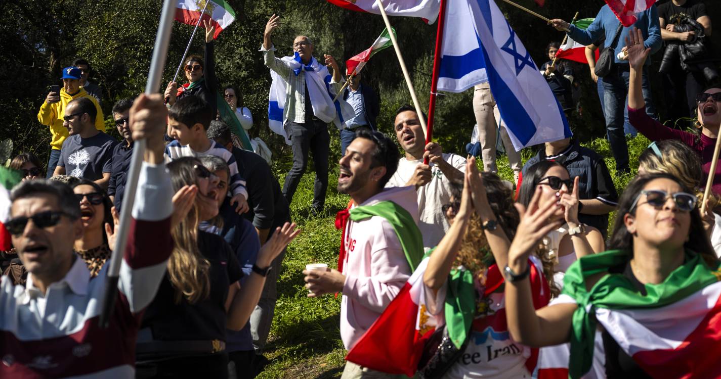 Irão: Dezenas de iranianos celebram em Lisboa e pedem o fim do regime
