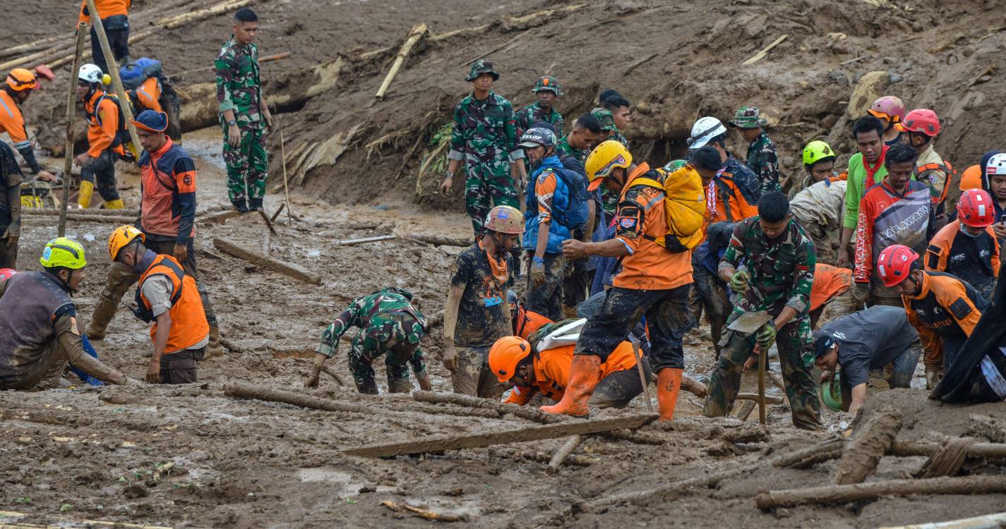 Pelo menos 17 mortos e mais de 70 desaparecidos em deslizamento de terras na Indonésia