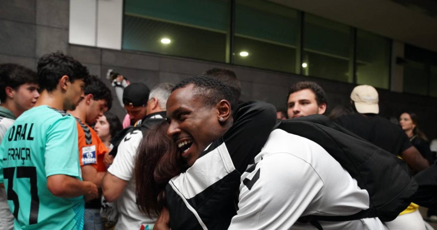 Jogadores do Nacional recebidos no Aeroporto por multidão em festa (com fotos)