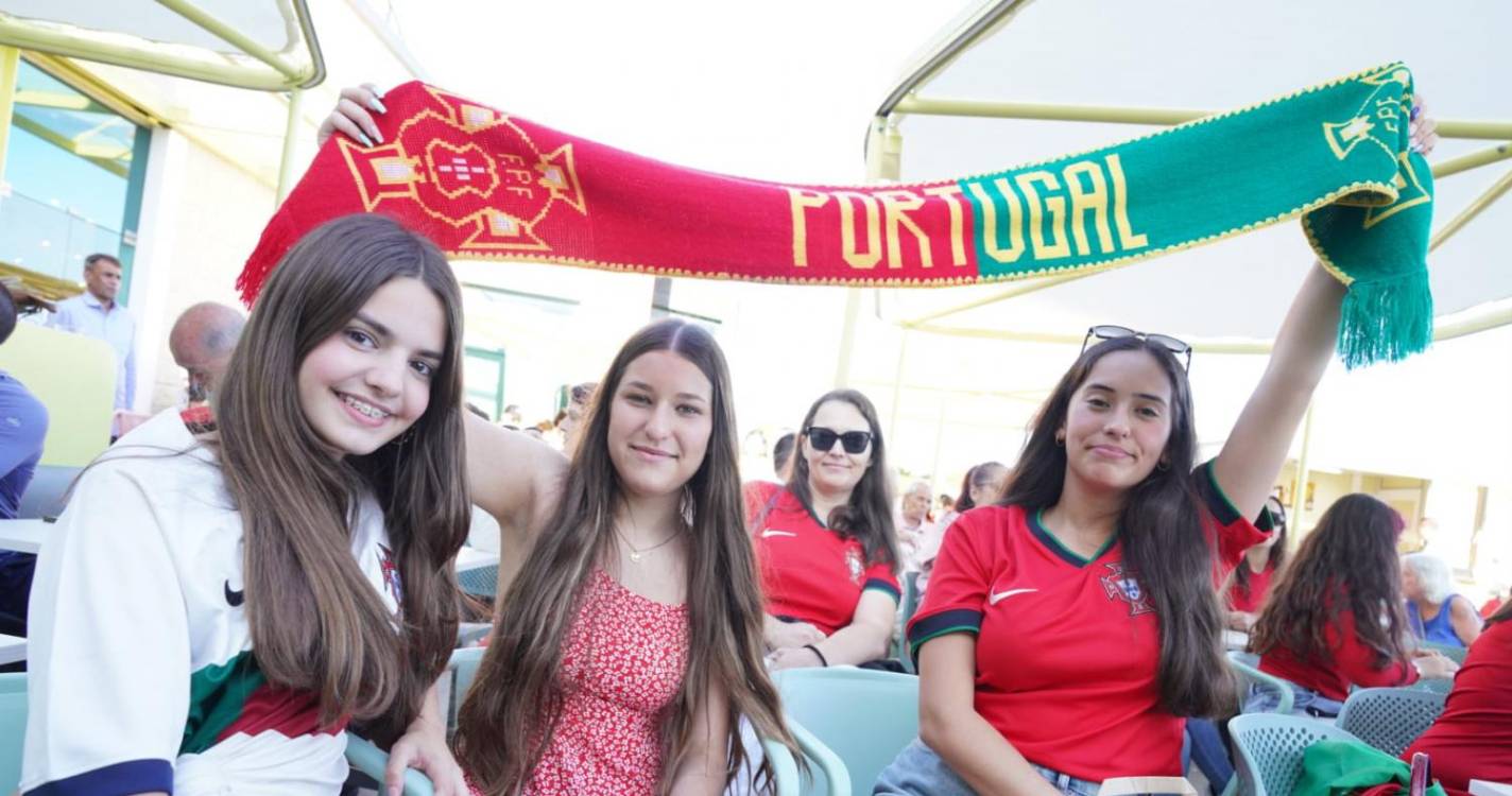 ’Fan zone’ bem composta e esperançosa (com fotos)